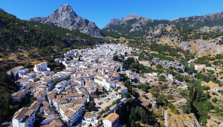 Ruta de los Pueblos Blancos en Moto: El Corazón de Andalucía