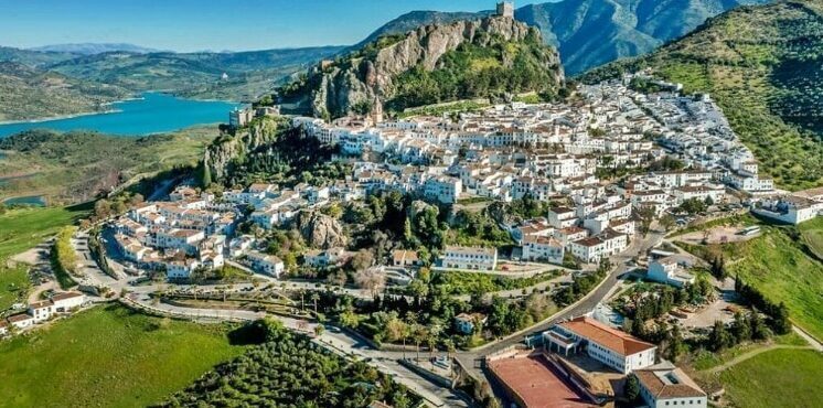 Ruta de los Pueblos Blancos en Moto: El Corazón de Andalucía