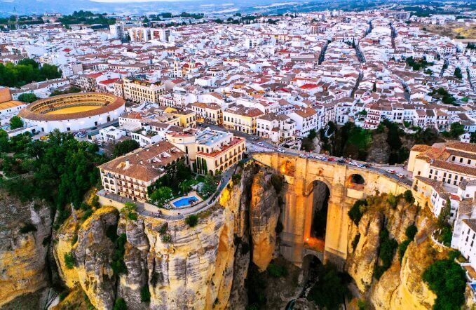 Ruta de los Pueblos Blancos en Moto: El Corazón de Andalucía